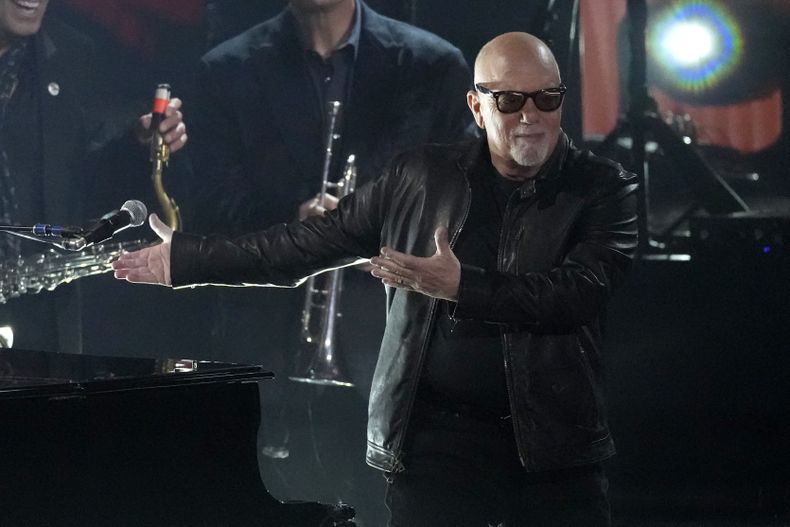 ARCHIVO - Billy Joel interpreta You May Be Right durante la 66.ª edición anual de los premios Grammy el domingo 4 de febrero de 2024 en Los Ángeles. (Foto AP/Chris Pizzello, archivo)