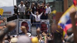 La líder opositora María Corina Machado aplaude junto a sus partidarios durante una manifestación en Caracas, Venezuela, el sábado 3 de agosto de 2024. (Foto AP/Matías Delacroix)