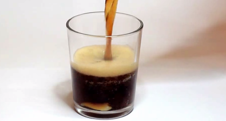 Refrescos y otras bebidas no alcohólicas no contribuyen a una vida sana y saludable. Está más que comprobado el mal que las sodas pueden causar en nuestro cuerpo.