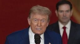 El presidente de EEUU, Donald Trump, habla desde la Sala Este de la Casa Blanca en Washington, el sábado 21 de junio de 2025, después de que el ejército estadounidense atacara instalaciones nucleares y militares de Irán, mientras el secretario de Estado Marco Rubio escucha. (Carlos Barria/Pool vía AP)