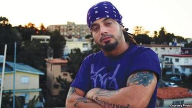 americateve | De visita en Cuba, tras radicarse en Tampa, el director del contestatario dúo de hip-hop lamenta que la inconformidad de los jóvenes cubanos se concentre en emigrar.