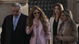 La artista colombiana Shakira, en el centro, llega a una corte en Barcelona, España, el lunes 20 de noviembre de 2023. Shakira alcanzó un acuerdo de último momento para evitar el riesgo de ir a prisión en el primer día de su juicio por fraude fiscal en Barcelona. (Foto AP/Joan Mateu Parra)(AP Foto/Emilio Morenatti)