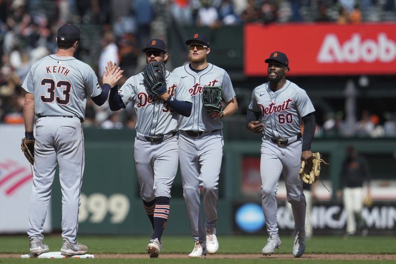 El jardinero izquierdo de los Tigres de Detroit, Zach McKinstry, segundo desde la izquierda, celebra con el segunda base Colt Keith (33) después de la victoria del equipo sobre los Gigantes de San Francisco el domingo 11 de agosto de 2024, en San Francisco. (AP Foto/Godofredo A. Vásquez)