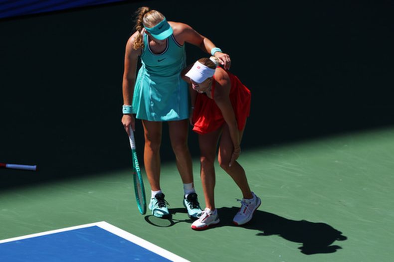 Mirra Andreeva auxilia a Anastasia Potapova luego que Potapova sufriera una caída en el partido de octavos de final del US Open, el lunes 7 de septiembre de 2026, en Nueva York. (AP Foto/Andrés Kudacki)