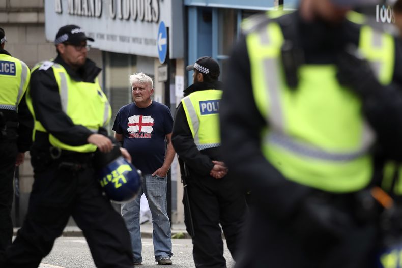 Agentes de policía aseguran la zona antes de una protesta de extrema derecha contra la inmigración en Newcastle, Inglaterra, el sábado 10 de agosto de 2024. (AP Foto/Scott Heppell)