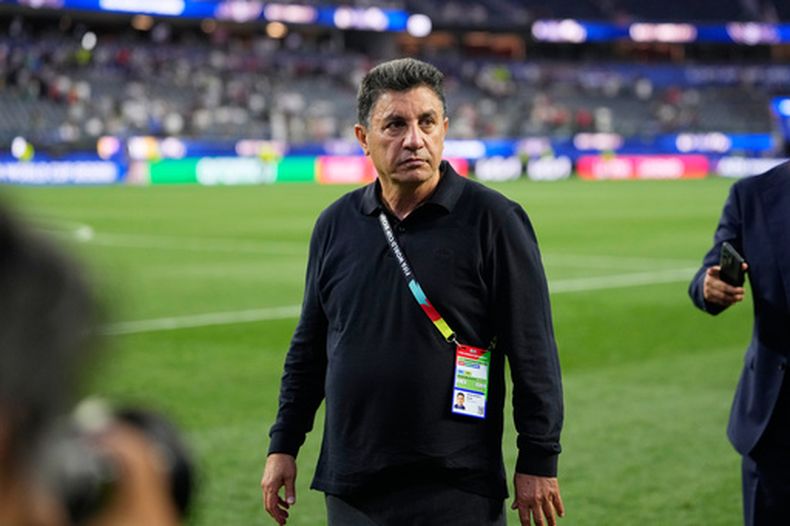 El seleccionador iraní Amir Ghalenoei abandona la cancha tras el empate ante Nueva Zelanda en el Mundial. El partido se realizó en Inglewood, California, el lunes 15 de junio de 2026 (AP Foto/Mark J. Terrill)