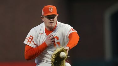 Gigantes pegan 4 jonrones, arrollan 13-0 a los Diamondbacks