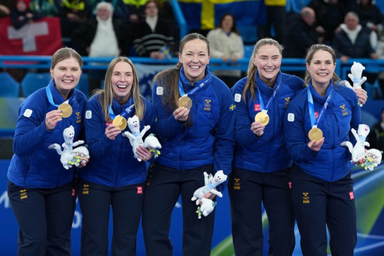 El equipo femenino de curling de Suecia posa con la medalla de oro tras vencer a Suiza en la final de los Juegos Olímpicos de Invierno en Cortina dAmpezzo, Italia el domingo 22 de febrero del 2026. (AP Foto/Misper Apawu)