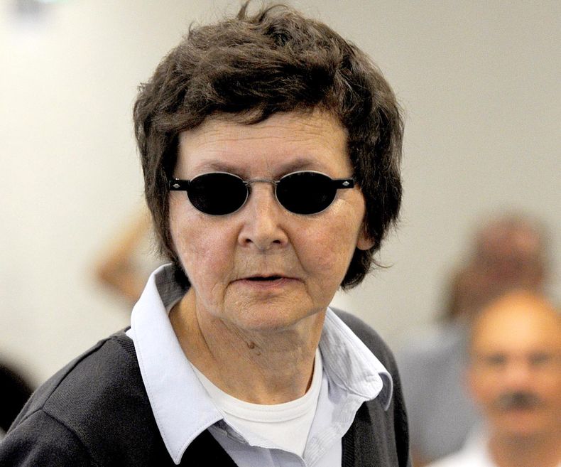 ARCHIVO - En esta imagen del 6 de julio de 2012, la terrorista Verena Becker, de la Facci&oacute;n del Ej&eacute;rcito Rojo, espera en un tribunal de Stuttgart, Alemania. Un tribunal federal de apelaciones ha confirmado el fallo de culpabilidad por el ase