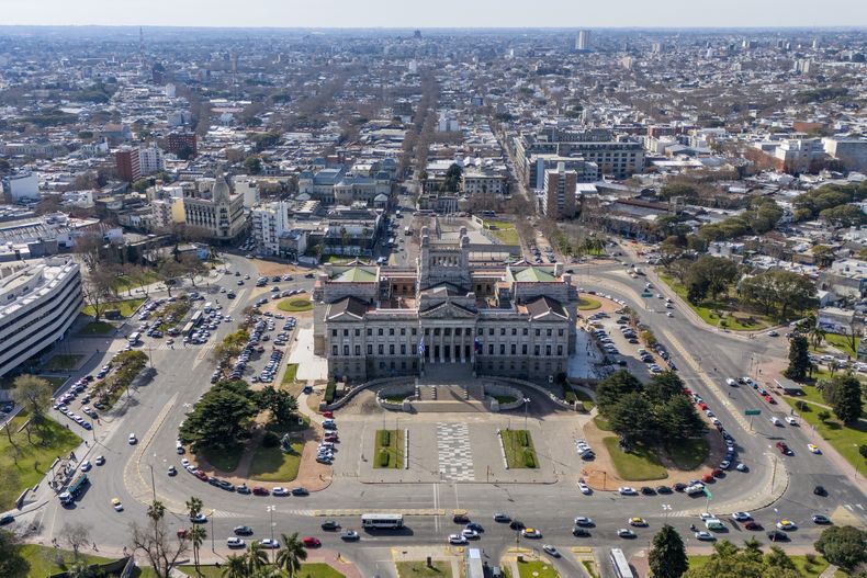 El edificio del Palacio Legislativo se encuentra en Montevideo, Uruguay, el martes 12 de agosto de 2025. (AP Foto/Matilde Campodonico)