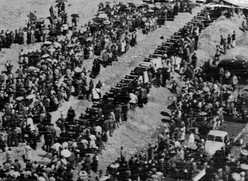 ARCHIVO – Un funeral colectivo en Sharpeville, Sudáfrica, el 30 de marzo de 1960, para las víctimas de la masacre de Sharpeville, en la que decenas de personas fueron asesinadas cuando la policía abrió fuego contra manifestantes que protestaban contra las políticas de apartheid del gobierno y el arresto de sus líderes. (AP Foto, Archivo)