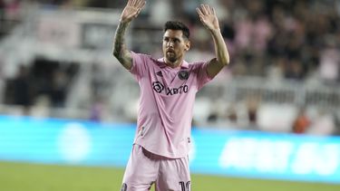 El argentino Lionel Messi, del Inter Miami, agradece al público al marcharse del partido ante el Atlanta United, el martes 25 de julio de 2023 (AP Foto/Lynne Sladky)