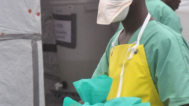 americateve | ARCHIVO - Fpoto de archivo, 18 de agosto de 2014, de un trabajador de la salud en un centro de tratamiento de &eacute;bola en Monrovia, Liberia. Un enfermero brit&aacute;nico infectado con &eacute;bola recibi&oacute; el alta el mi&eacute;rcoles 3 de setie