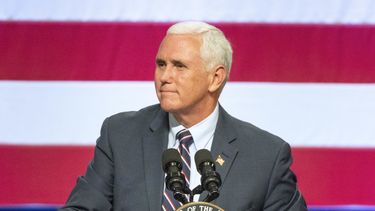 Pence acusa a China de interferir en la política de EEUU