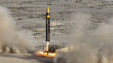 ARCHIVO - La foto difundida por el Ministerio de Defensa de Irán el jueves 25 de mayo de 2023 muestra el lanzamiento de un misil Khorramshahr-4 desde un lugar no revelado del país. Irán presentó lo que llama la versión más reciente de su misil balístico Khorramshahr a combustible líquido. (Ministerio de Defensa iraní via AP)