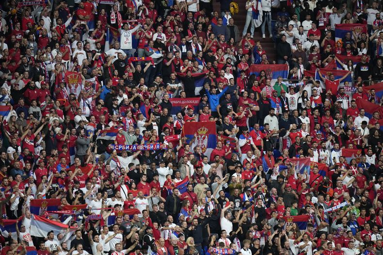 Aficionados de Serbia alientan a su equipo en el encuentro ante Inglaterra en la Eurocopa el domingo 16 de junio del 2024. (AP Foto/Alessandra Tarantino)