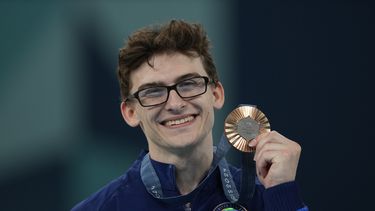 Stephen Nedoroscik, de Estados Unidos, celebra después de ganar la medalla de bronce durante las finales de pomo individual de gimnasia artística masculina en el Bercy Arena en los Juegos Olímpicos de Verano de 2024, el sábado 3 de agosto de 2024, en París, Francia. (Foto AP/Charlie Riedel)