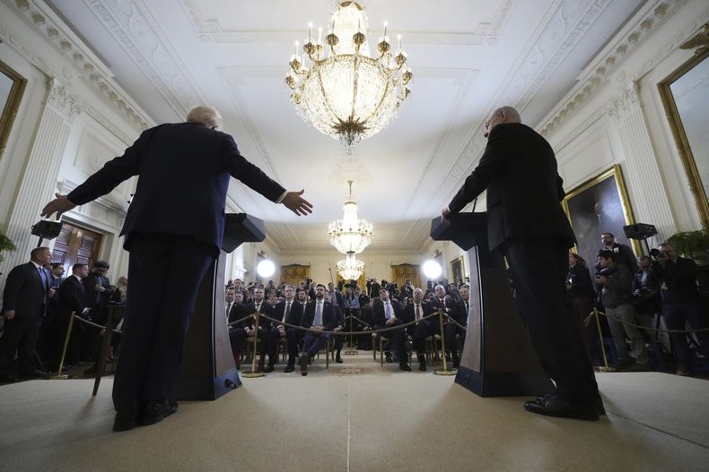 El presidente Donald Trump y el primer ministro israelí Benjamin Netanyahu hablan durante una rueda de prensa en la Sala Este de la Casa Blanca, el martes 4 de febrero de 2025, en Washington. (AP foto/Alex Brandon)