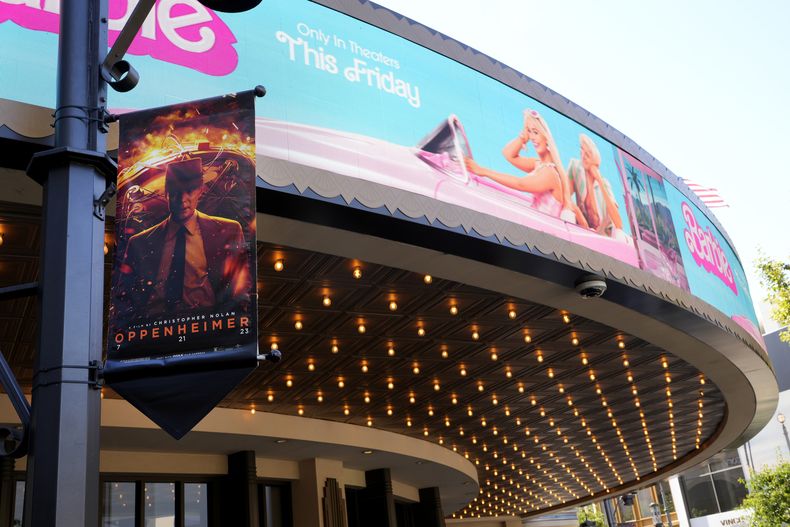 Anuncios de las películas Oppenheimer y Barbie en AMC Theaters en The Grove el jueves 20 de julio de 2023, en Los Angeles. (Foto AP/Chris Pizzello)