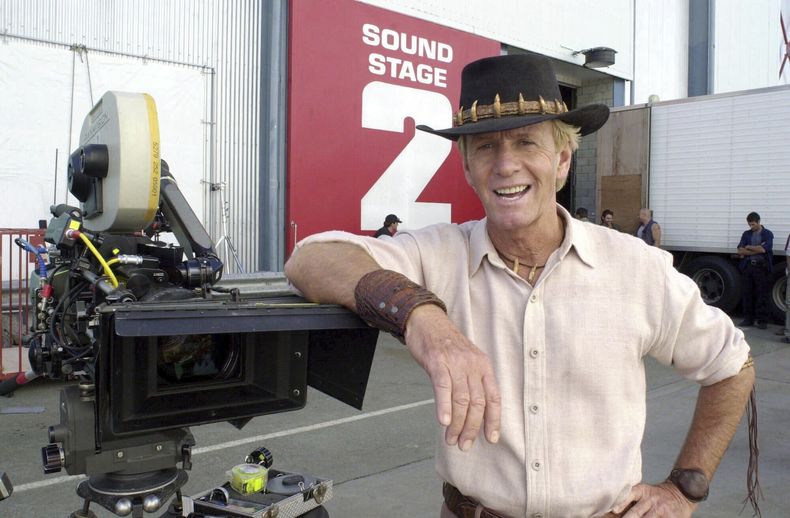 ARCHIVO - El actor Paul Hogan de pie en el set de Cocodrilo Dundee en Los Ángeles en Gold Coast, Australia, el martes 29 de agosto del 2000. (AP Foto/Steve Holland, Archivo)