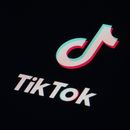 ARCHIVO - El ícono de la aplicación TikTok es visto en un teléfono celular en Marple Township, Pensilvania, el 28 de febrero de 2023. (AP Foto/Matt Slocum, Archivo)