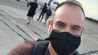 el doctor y activista cubano alexander pupo casas logra finalmente salir de cuba