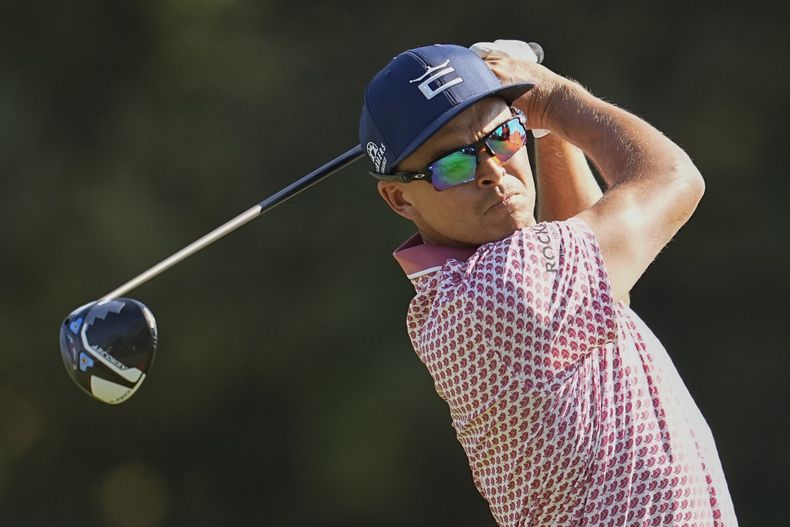 Rickie Fowler observa su tiro desde el tee en el hoyo cinco en la tercera ronda del Abierto de Estados Unidos en el Country Club de Los Ángeles el sábado 17 de junio del 2023. (AP Foto/George Walker IV)