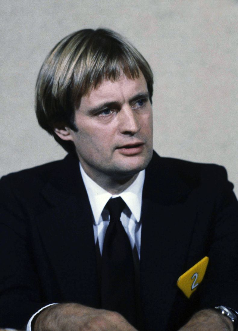 ARCHIVO - El actor David McCallum el 23 de noviembre de 1982. McCallum, quien se convirtió en un galán adolescente en la serie The Man From U.N.C.L.E. (“El agente de C.I.P.O.L.”) de la década de 1960 y fue el excéntrico médico forense en el popular NCIS 40 años después, murió el lunes 25 de septiembre de 2023. Tenía 90 años. (Foto AP/Richard Drew, archivo)