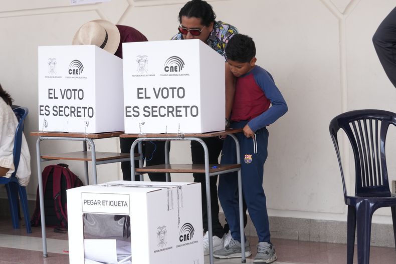Los ciudadanos votan en un referendo sobre la instalación de bases militares extranjeras en el país y la redacción de una nueva Constitución en Quito, Ecuador, el domingo 16 de noviembre de 2025. (AP Foto/Dolores Ochoa)
