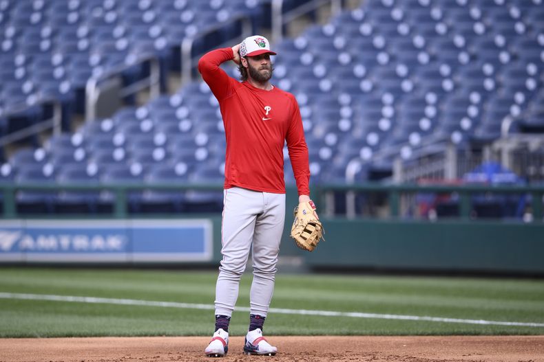 ARCHIVO- Bryce Harper, de los Filis de Filadelfia, se prepara previo a un partido de béisbol ante los Nacionales de Washington, el viernes 18 de agosto de 2023, en Washington. Harper y los Filis llegaron a Williamsport, el domingo 20 de agosto, para jugar contra los Nacionales en el Clásico de Béisbol de Ligas Pequeñas, en el histórico Bowman Field. (AP Foto/Nick Wass, Archivo)