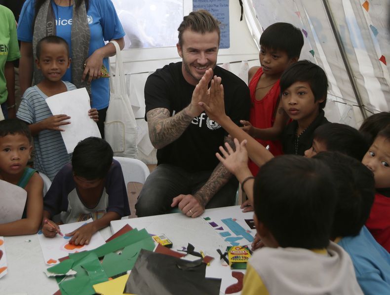 El ex futbolista ingl&eacute;s, David Beckham, comparte con ni&ntilde;os sobrevivientes del tif&oacute;n Haiyan que azot&oacute; Filipinas el jueves, 13 de febrero de 2014, en Tacloban City, Filipinas. (AP Photo/Bullit Marquez)