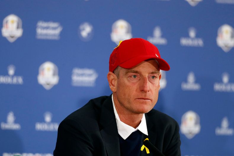 ARCHIVO - El capitán estadounidense Jim Furyk durante una rueda de prensa tras la victoria de Europa en la Copa Ryder, el domingo 30 de septiembre de 2018, en Saint Quentin-en-Yvelines, Francia. (AP Foto/Alastair Grant)