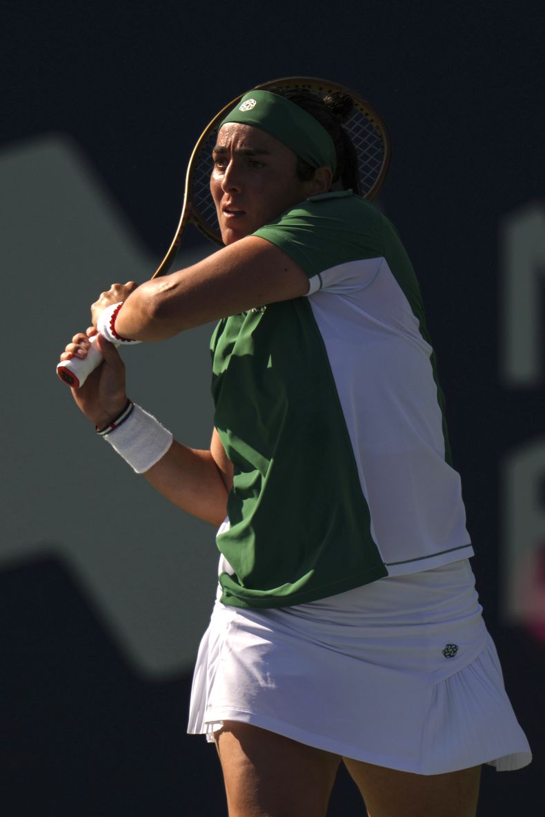 La tunesina Ons Jabeur en el encuentro de la primera ronda del Abierto de Toronto ante la japonesa Naomi Osaka el jueves 7 de agosto del 2024. (Chris Young/The Canadian Press via AP)