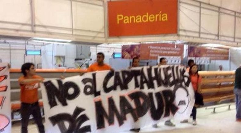 Jóvenes venezolanos organizaron protestas de calle contra el uso de captahuellas en que obliga el régimen de Nicolas Maduro.  En el estado de Barcelona detuvieron a 6 estudiantes y en San Cristóbal a 3. En esta ciudad hubo 18 heridos con perdigones.