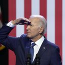 El presidente Joe Biden habla de democracia y el legado del senador republicano por Arizona John McCain mientras ve a sus simpatizantes en el Centro para las Artes de Tempe, el jueves 28 de septiembre de 2023, en Tempe, Arizona. (AP Foto/Ross D. Franklin)