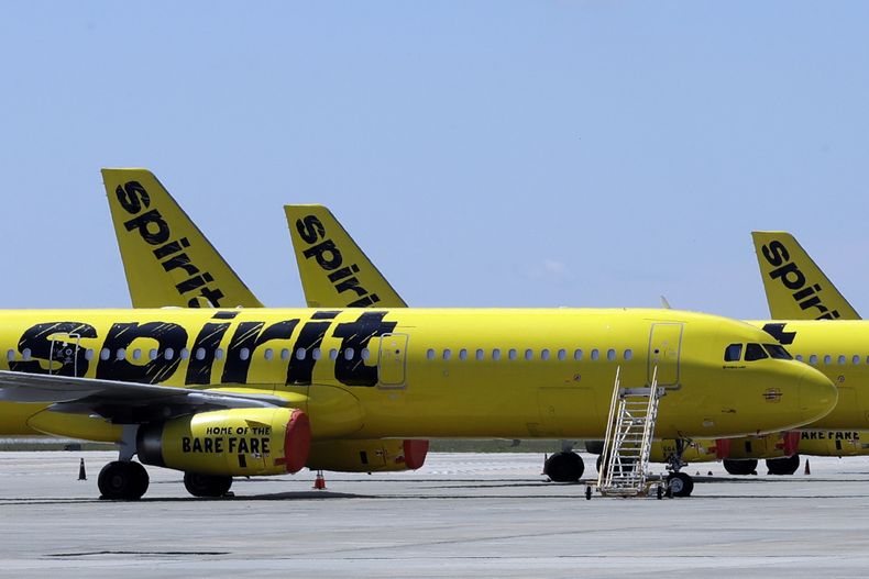 ARCHIVO . Unos aviones de Spirit Airlines en la pista del Aeropuerto Internacional de Orlando el 20 de mayo de 2020, en Orlando, Florida. (AP Foto/Chris OMeara, Archivo)