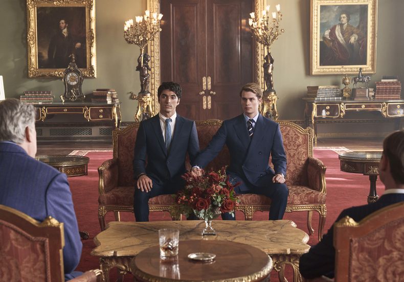 En esta imagen proporcionada por Amazon Prime, Taylor Zakhar Perez, izquierda, y Nicholas Galitzine en una escena de Red, White & Royal Blue. (Prime Video vía AP)