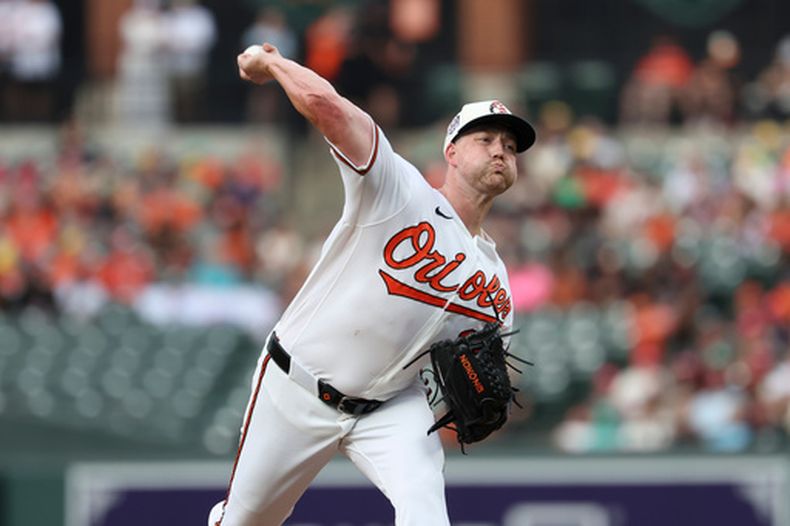 El lanzador de los Orioles de Baltimore, Kyle Bradish, lanza durante la segunda entrada de un partido de béisbol contra los Reales de Kansas City, el sábado 11 de julio de 2026, en Baltimore. (Foto AP/Terrance Williams)
