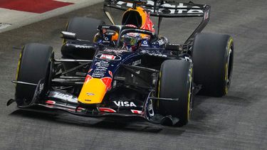 El piloto holandés de Red Bull, Max Verstappen, conduce su monoplaza durante la sesión de clasificación para la carrera corta previa al Gran Premio de Singapur de Fórmula 1 en Singapur, el viernes 9 de octubre de 2026. (Foto AP/Vincent Thian)
