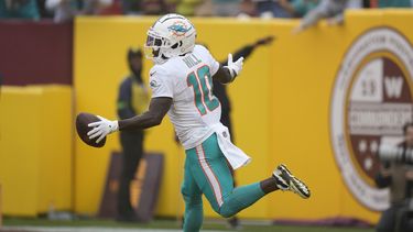 El wide receiver de los Dolphins de Miami Tyreek Hill (10) celebra luego de anotar ante los Commanders de Washington durante la primera mitad del juego de NFL el domingo 3 de diciembre, en Landover, Maryland. (AP Foto/Mark Schiefelbein)