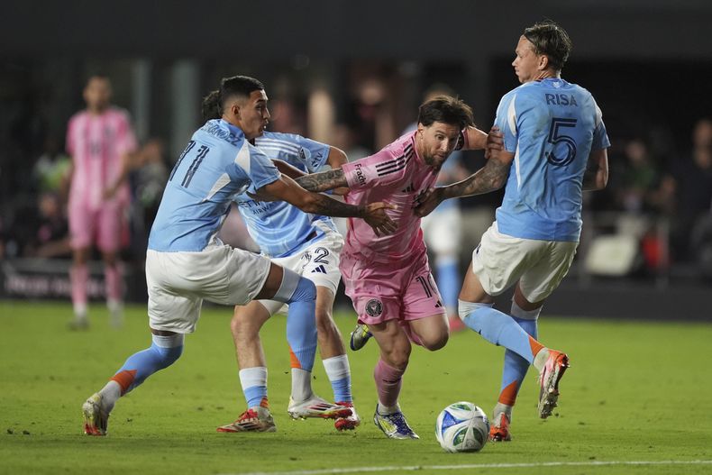 El argentino Lionel Messi, del Inter Miami, conduce el balón entre tres rivales del New York City FC, durante el partido inaugural de la campaña de la MLS, el sábado 22 de febrero de 2025, en Fort Lauderdale, Florida (AP Foto/Rebecca Blackwell)