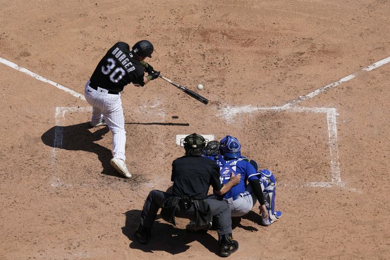Jake Burger, de los Medias Blancas de Chicago, conecta un jonrón de tres carreras ante los Reales de Kansas City, el sábado 20 de mayo de 2023 (AP Foto/Nam Y. Huh)