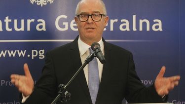 americateve | El procurador general polaco Andrzej Seremet dice en conferencia de prensa en Varsovia, 19 de junio de 2014, que no se violaron leyes al allanar la oficina de la revista Wprost para usar como pruebas los materiales que us&oacute; la revista al publicar gr