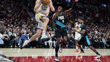 Lillard firma triple-doble y Blazers remontan ante Warriors