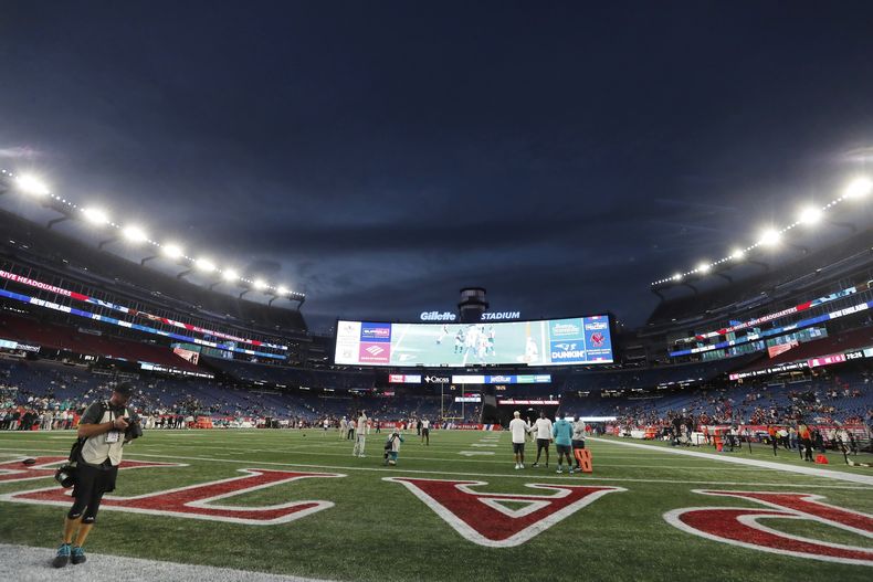 ARCHIVO — Las luces iluminan el Gillette Stadium antes de un partido de fútbol americano de la NFL entre los Patriots de Nueva Inglaterra y los Delfines de Miami, el 17 de septiembre de 2023, en Foxborough, Massachusetts (AP Foto/Michael Dwyer, Archivo)