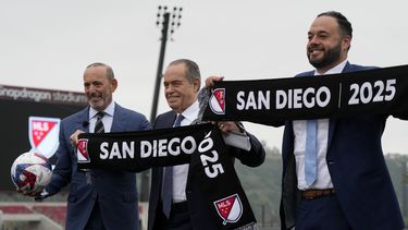 El comisionado de la MLS Don Garber (izquierda) y los codueños Mohamed Mansour (centro) y Cody Martínez, durante la presentación del nuevo club de la MLS en San Diego, el jueves 18 de mayo de 2023. Será la 30ma franquicia de la liga, debutando en 2025. (AP Foto/Gregory Bull)