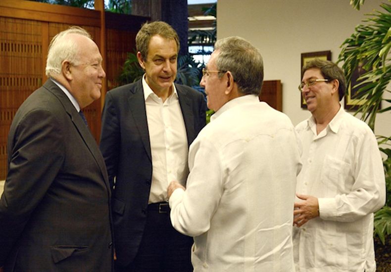 Zapatero y Moratinos reunidos con Raúl Castro y Bruno Rodríguez.
