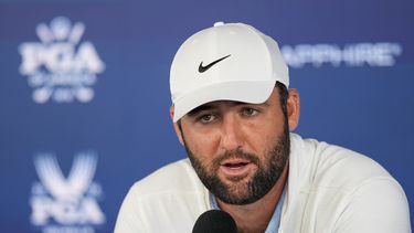 ARCHIVO - foto del 17 de mayo del 2024, el golfista Scottie Scheffler en conferencia de prensa tras la segunda ronda del Campeonato de la PGA. El miércoles 29 de mayo del 2024, desechan los cargos contra Scheffler tras arresto en Louisville. (AP Foto/Matt York, File)