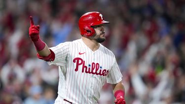 Kyle Schwarber, de los Filis de Filadelfia, festeja luego de conectar un jonrón frente a los Diamondbacks de Arizona, en el segundo juego de la Serie de Campeonato de la Liga Nacional, el martes 17 de octubre de 2023 (AP Foto/Matt Slocum)