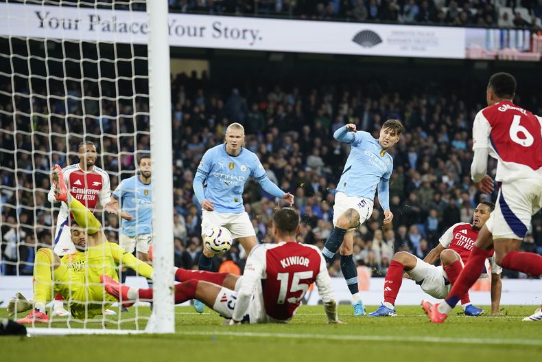 John Stones (centro) anotar el segundo gol del Manchester City para el empate 2-2 contra Arsenal en la Liga Premier, el domingo 22 de septiembre de 2024, en Manchester. (AP Foto/Dave Thompson)